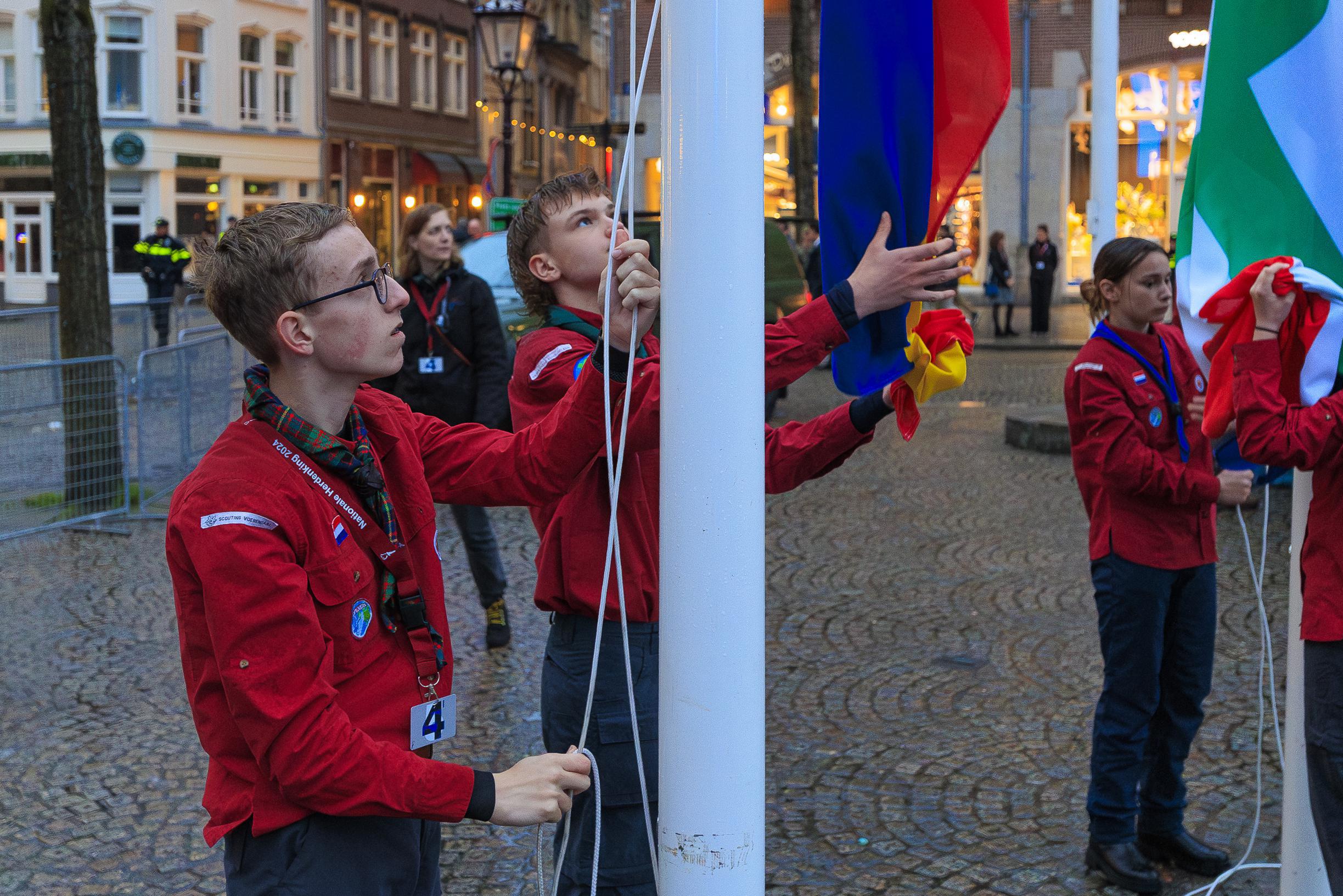 Riccardo (15) uit Ransdaal hijst vlag tijdens Dodenherdenking: ‘Het is belangrijk om te denken aan i